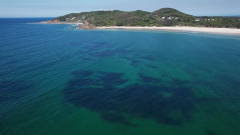 Blauer-Ozean-Mit-Fernblick-Auf-Den-Pass-Und-Den-Fischeraussichtspunkt-An-Der-Byron-Bay,-New-South-Wales,-Australien