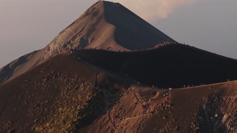 Teleaufnahme-Aus-Der-Luft-Von-Menschen,-Die-Einen-Aktiven-Vulkan-Beobachten,-Sonnenuntergang-In-Guatemala