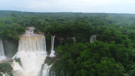 Hidden-waterfalls-nestled-within-the-Parque-Nacional-del-Iguazú