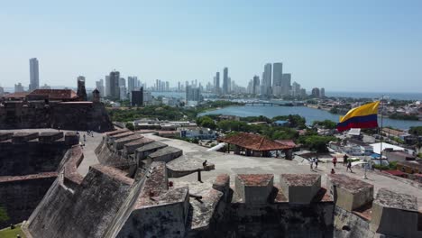 Rückwärtsaufnahme-Aus-Der-Luft-über-Der-Burg-San-Felipe-De-Barajas-In-Cartagena,-Kolumbien