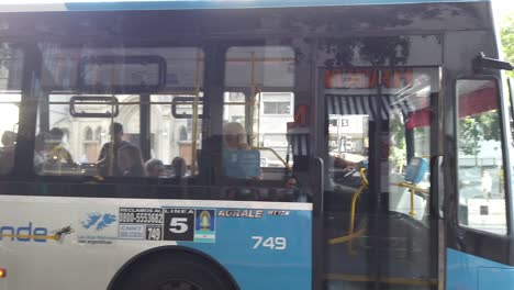 Busse-Fahren-An-Der-Rivadavia-Straße-In-Buenos-Aires,-Argentinien,-Taxis,-Autos-Und-Häusern-Bei-Tageslicht-Vorbei