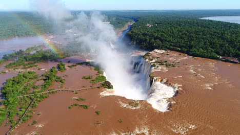 Fesselndes-Drohnen-Standbild,-Das-Die-Herrlichen-Iguazu-Wasserfälle-Zeigt