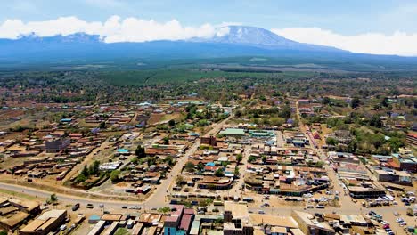 Pueblo-Rural-De-Kenia-Con-El-Kilimanjaro-Al-Fondo