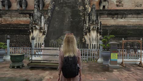 Mujer-Joven-Caminando-Hacia-Las-Escaleras-Del-Templo-Wat-Chedi-Luang---Chiang-Mai,-Tailandia