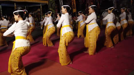 Mujeres-Jóvenes-Balinesas-Realizan-Ceremonia-De-Danza-Hindú-En-El-Templo,-Bali,-Indonesia