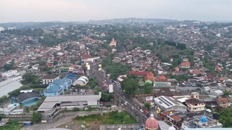 Timelapse-Del-Paisaje-Urbano-Y-El-Tráfico-En-La-Carretera,-Semarang,-Java-Central,-Indonesia