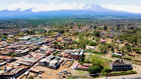 Pueblo-Rural-De-Kenia-Con-El-Kilimanjaro-Al-Fondo