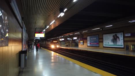 Der-Zug-Kommt-Zur-U-Bahn-Station-In-Buenos-Aires,-Argentinien,-Bahnsteiglinie-E-Medalla-Milagrosa