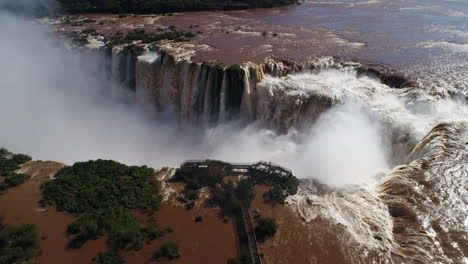 Eine-Aufregende-Drohne,-Die-Sich-Dem-Aussichtspunkt-„Devil&#39;s-Throat“-An-Den-Iguazu-Wasserfällen-Nähert