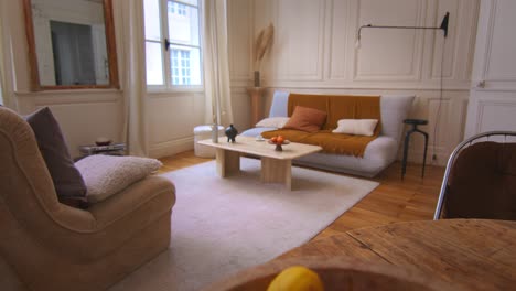 Einladendes-Modernes-Wohnzimmerinterieur-Mit-Holzakzenten-Und-Weichen-Texturen
