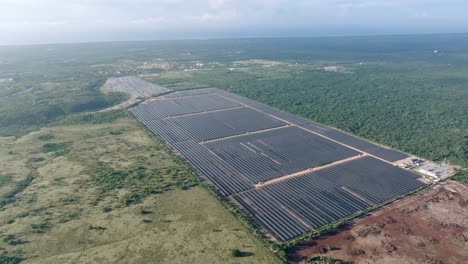 Photovoltaikpark-Mit-Sonnenkollektoren-In-Cumayasa,-La-Romana,-Dominikanische-Republik