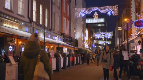 Die-Weihnachtliche-Atmosphäre-Mit-Beleuchteten-Und-Dekorierten-Straßen-Von-Dublin