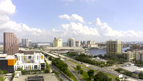 Luftaufnahme-Der-Innenstadt-Von-Tampa,-Der-Straße-Und-Den-Gebäuden-In-Florida