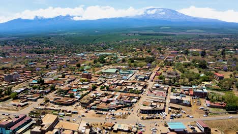 Ländliche-Dorfstadt-In-Kenia-Mit-Dem-Kilimandscharo-Im-Hintergrund