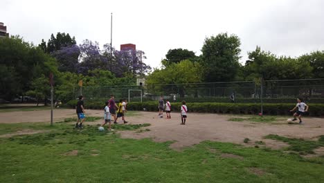 Los-Niños-Juegan-Al-Fútbol-En-El-Parque-Público-Urbano-De-La-Ciudad-De-Buenos-Aires,-Argentina