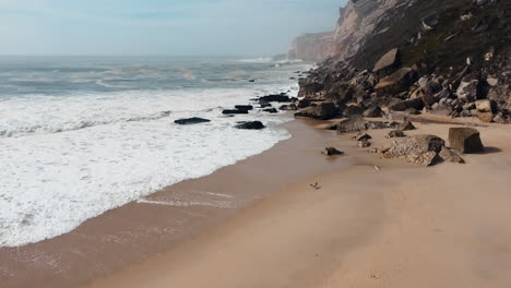 Luftaufnahme-Des-Bezaubernden-Strandes-Von-Nazaré,-Portugal