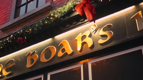 Fassade-Des-Typischen-Irischen-Pubs,-Der-Zu-Weihnachten-Dekoriert-Ist---Boars-Head-Pub