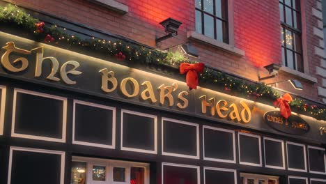 The-Christmas-decorated-facade-of-the-famous-Boars-head-pub-in-Dublin,-Ireland