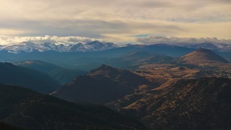 Vista-Panorámica-De-Las-Montañas-De-Estribaciones-Boscosas-Y-Crestas-Nevadas-De-La-Quebrada-Perdida-Con-Vistas-A-Boulder-Colorado-Al-Atardecer