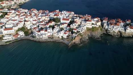 Luftdrohnenaufnahmen-Der-Ikonischen-Und-Malerischen-Insel-Andros-Chora,-Kykladen,-Griechenland