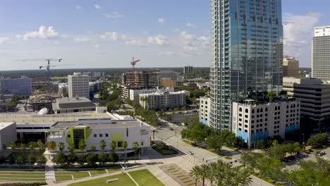 Vista-Aérea-Del-Centro-De-Tampa,-Construcción-De-Rascacielos-Y-Tráfico-En-Florida