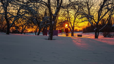 Zeitraffer-Des-Sonnenaufgangs-Am-Frühen-Morgen-In-Der-Verschneiten-Winterlandschaft-Von-Riga,-Lettland