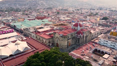 Rote-Kuppelkirche-Im-Zentrum-Der-Dichten-Stadt-In-Oaxaca-De-Juarez---Mexiko