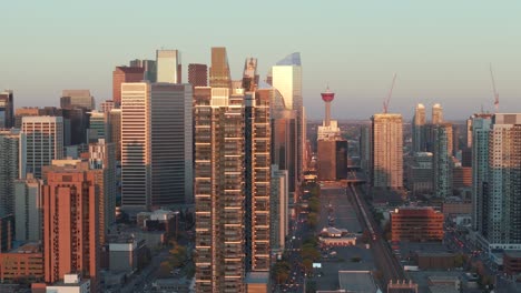 Von-Links-Nach-Rechts-Ist-Die-Stadt-Calgary,-Alberta,-Während-Der-Goldenen-Stunde-Aus-Der-Luftdrohnenperspektive-Zu-Sehen-Und-Spiegelt-Den-Warmen-Gelben-Schein-Der-Sonne-Wider