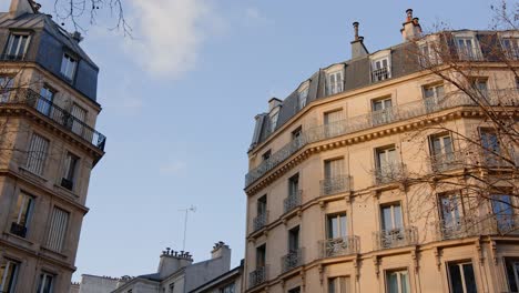 Classic-Parisian-Architectural-Buildings-in-Paris,-France