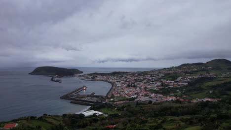 Horta-Küstenstadt-Und-Monte-Da-Guia-Im-Hintergrund-Unter-Stürmischem-Himmel