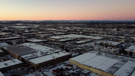Urban-Sunrise:-Luftaufnahmen-Der-Industrielandschaft-Von-Calgary