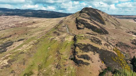 Luftaufnahme-Eines-Konischen-Hügels-In-Der-Nähe-Von-Loch-Lomond-Im-Schottischen-Hochland,-Schottland