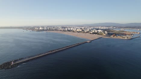 Luftpanoramablick-Auf-Die-Skyline-Der-Stadt-Portimao-In-Portugal-Mit-Großem-Strand-Und-Pier