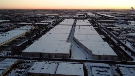 Sonnenaufgang-In-Calgary:-Luftaufnahme-Eines-Riesigen-Lagerhauses