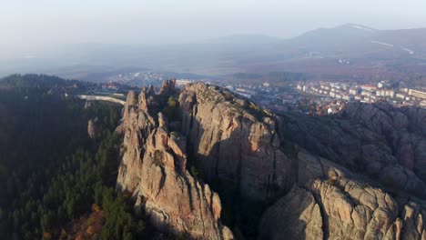 Retreating-drone-shot-showing-the-panoramic-landscape-of-the-natural-rock-formations-of-Belogradchik-fortress,-situated-in-the-province-of-Vidin,-in-Bulgaria