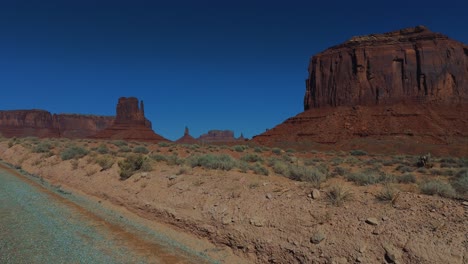 Fahren-Im-Monument-Valley-In-Utah-Und-Arizona