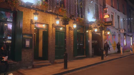 The-Christmas-atmosphere-in-Crown-alley-in-the-center-of-Dublin