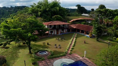 Aerial-drone-view-of-hotel-Bosques-Del-Saman-in-Finlandia,-Valle-del-Cauca,-Colombia