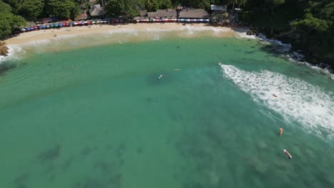Drone-Aéreo-Vuela-Sobre-El-Surfista-Paradisíaco-Bahía-De-Aguas-Turquesas-Playa-México-Carrizalillo,-Acerca-La-Costa-Y-Las-Olas-Turquesas