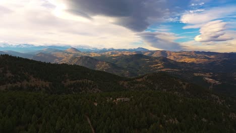 Empuje-De-Drones-En-Dolly-Inclinado-Hasta-El-Otoño-Hojas-De-Bosque-De-Colores-En-El-Valle-De-Lost-Gulch-Vistas-A-Boulder-Colorado