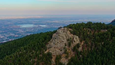 Die-Teleparallaxe-Aus-Der-Luft-Um-Den-Aussichtspunkt-„Lost-Gulch“-Zeigt-Den-Felsbrocken-Colorado-Hinter-Der-Kammlinie