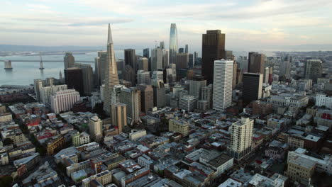 Establishing-drone-shot-of-the-San-Francisco-skyline,-partly-sunny-morning-in-USA