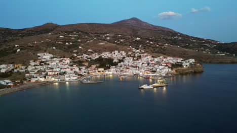 Vista-Aérea-Al-Atardecer-De-Batsi,-Un-Pueblo-Tradicional-En-La-Isla-De-Andros,-Cyclades,-Grecia