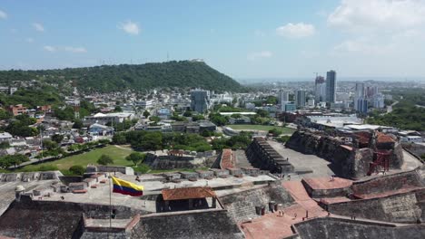 Rückwärtsaufnahme-Aus-Der-Luft-über-Der-Altstadtfestung-Von-San-Felipe-De-Barajas-In-Cartagena,-Kolumbien