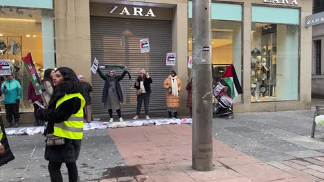 Schwenkaufnahme-Palästinensischer-Demonstranten,-Die-In-Den-Straßen-Von-Glasgow-Wahlkampf-Machen