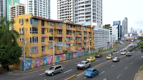 Eine-Straße-In-Panama-Stadt,-Panama,-Die-Die-Vielfalt-Der-Architektur-Zeigt:-Alte-Farbenfrohe-Kolonialgebäude-Sowie-Neuere-Und-Höhere