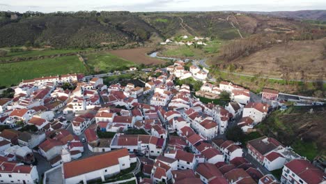Luftaufnahme-Des-Dorfes-Odeceixe,-Malerische-Stadt-An-Der-Algarve,-Portugal