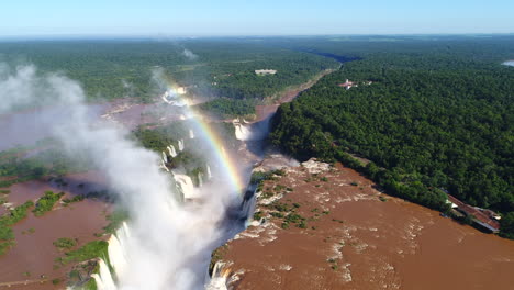 Eine-Drohne-Fliegt-über-Eines-Der-Sieben-Weltwunder:-Die-Iguazu-Wasserfälle