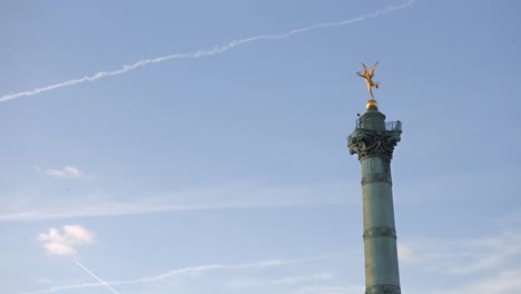 Estatua-De-La-Columna-De-Julio-Contra-El-Cielo-Azul-En-París,-Francia