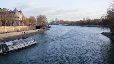 Sightseeing-Boat-Cruising-on-Seine-River-in-Paris